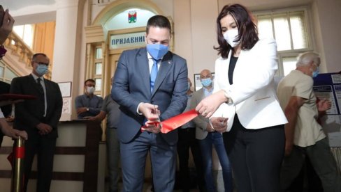СВИЛЕНА МАРАМА НА ДАР: Бранко Ружић у посети првој председници општине Ужице СВИЛЕНА МАРАМА НА ДАР: Бранко Ружић у посети првој председници општине Ужице