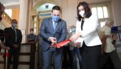СВИЛЕНА МАРАМА НА ДАР: Бранко Ружић у посети првој председници општине Ужице СВИЛЕНА МАРАМА НА ДАР: Бранко Ружић у посети првој председници општине Ужице