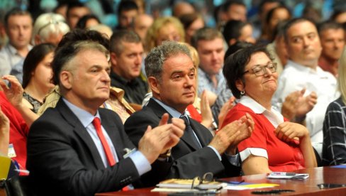 ХАОС У ДС СЕ НАСТАВЉА: Фракција демократа прогласила Лечића, Лутовац тражи заштиту од министарства и суда ХАОС У ДС СЕ НАСТАВЉА: Фракција демократа прогласила Лечића, Лутовац тражи заштиту од министарства и суда