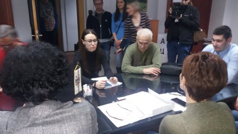 У ШАПЦУ СВЕ НАПЕТИЈА АТМОСФЕРА: Чланови ГИК-а најавили штрајк глађу У ШАПЦУ СВЕ НАПЕТИЈА АТМОСФЕРА: Чланови ГИК-а најавили штрајк глађу
