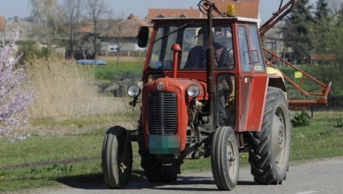 ТЕШКА НЕСРЕЋА КОД ГРАДИШКЕ: Мушкарац (63) пао са тракторске приколице, сломио обе ноге ТЕШКА НЕСРЕЋА КОД ГРАДИШКЕ: Мушкарац (63) пао са тракторске приколице, сломио обе ноге