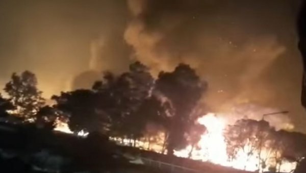 ДРАМА НА ЛЕЗБОСУ: Избио пожар у кампу за мигранте, сумња се да је ватра намерно изазвана у знак протеста (ВИДЕО) ДРАМА НА ЛЕЗБОСУ: Избио пожар у кампу за мигранте, сумња се да је ватра намерно изазвана у знак протеста (ВИДЕО)