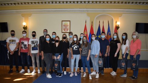 ЖЕЉА ЈЕ ДА СЕ НАЈБОЉИ ВРАТЕ У СВОЈ ГРАД: Најбољи ђаци основних и средњих школа на пријему код градоначелника Кикинде ЖЕЉА ЈЕ ДА СЕ НАЈБОЉИ ВРАТЕ У СВОЈ ГРАД: Најбољи ђаци основних и средњих школа на пријему код градоначелника Кикинде