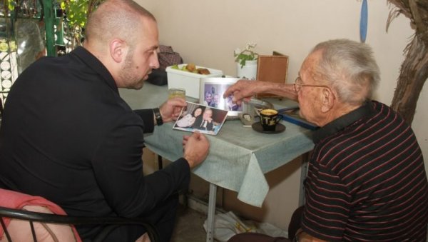 ПОСЕТA НАЈСТАРИЈЕМ РАКОВИЧАНУ: Поклони за деда Бору (91) ПОСЕТA НАЈСТАРИЈЕМ РАКОВИЧАНУ: Поклони за деда Бору (91)