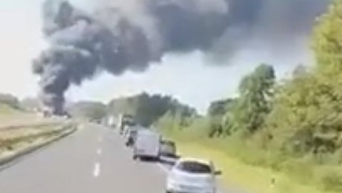 СТРАВИЧАН УДЕС НА АУТО-ПУТУ: Горе камиони, обустављен саобраћај (ВИДЕО) СТРАВИЧАН УДЕС НА АУТО-ПУТУ: Горе камиони, обустављен саобраћај (ВИДЕО)