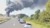 СТРАВИЧАН УДЕС НА АУТО-ПУТУ: Горе камиони, обустављен саобраћај (ВИДЕО) СТРАВИЧАН УДЕС НА АУТО-ПУТУ: Горе камиони, обустављен саобраћај (ВИДЕО)