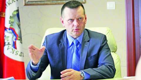 НЕЋЕ БИТИ ЗАШТИЋЕНИХ: Министар Лукач о хапшењу три инспектора МУП РС - очистићемо све што има везе са криминалним клановима НЕЋЕ БИТИ ЗАШТИЋЕНИХ: Министар Лукач о хапшењу три инспектора МУП РС - очистићемо све што има везе са криминалним клановима