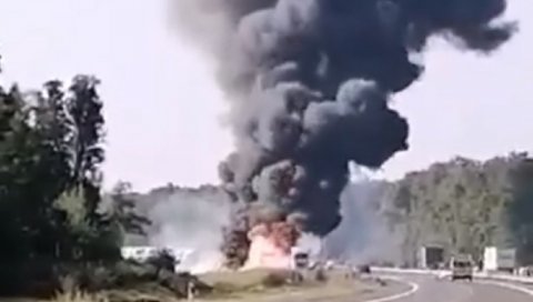 СТРАВИЧАН СУДАР ДВА КАМИОН И ДВА АУТОМОБИЛА: Погинуле две особе, експлозије спречавају увиђај, километарске колоне (ВИДЕО) СТРАВИЧАН СУДАР ДВА КАМИОН И ДВА АУТОМОБИЛА: Погинуле две особе, експлозије спречавају увиђај, километарске колоне (ВИДЕО)