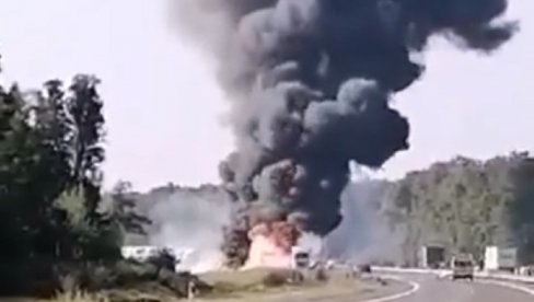 СТРАВИЧАН СУДАР ДВА КАМИОН И ДВА АУТОМОБИЛА: Погинуле две особе, експлозије спречавају увиђај, километарске колоне (ВИДЕО) СТРАВИЧАН СУДАР ДВА КАМИОН И ДВА АУТОМОБИЛА: Погинуле две особе, експлозије спречавају увиђај, километарске колоне (ВИДЕО)