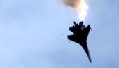 ПОГЛЕДАЈТЕ – ПАД РУСКОГ СУ-27: Пилот се катапултирао, летелица у пламену “слетела” ко суви лист (ВИДЕО)
