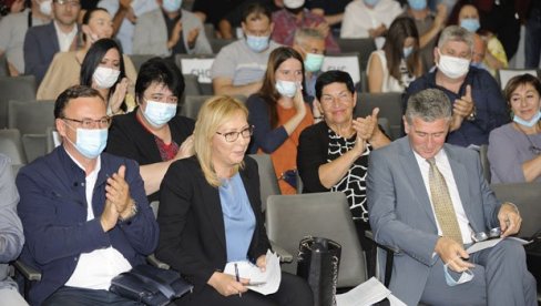 SEDMORO NOVAJLIJA I TITO IZ SOPOTA: Od 17 opština, na 14 su izabrani predsednici, VOŽDOVAC VODI IVANA TOMIĆ ILIĆ SEDMORO NOVAJLIJA I TITO IZ SOPOTA: Od 17 opština, na 14 su izabrani predsednici, VOŽDOVAC VODI IVANA TOMIĆ ILIĆ