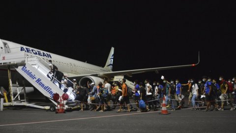 СКЛОЊЕНО 400 ДЕЦЕ БЕЗ ПРАТЊЕ: Пожар је камп Морију претворио у пепео, најугроженији одлетели у друге избегличке кампове у Грчкој СКЛОЊЕНО 400 ДЕЦЕ БЕЗ ПРАТЊЕ: Пожар је камп Морију претворио у пепео, најугроженији одлетели у друге избегличке кампове у Грчкој