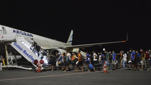 СКЛОЊЕНО 400 ДЕЦЕ БЕЗ ПРАТЊЕ: Пожар је камп Морију претворио у пепео, најугроженији одлетели у друге избегличке кампове у Грчкој СКЛОЊЕНО 400 ДЕЦЕ БЕЗ ПРАТЊЕ: Пожар је камп Морију претворио у пепео, најугроженији одлетели у друге избегличке кампове у Грчкој