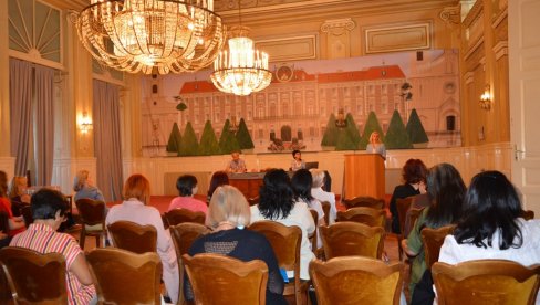 РАДИОНИЦА У ГРАДСКОЈ КУЋИ У СОМБОРУ: Економско оснаживање жена РАДИОНИЦА У ГРАДСКОЈ КУЋИ У СОМБОРУ: Економско оснаживање жена