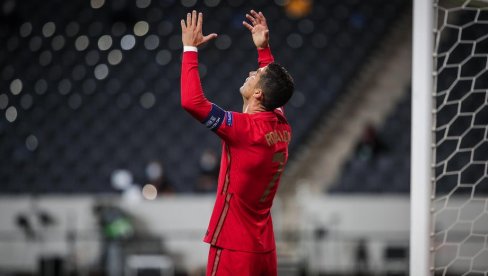 EUFORIJA U HRVATSKOJ – STIGAO RONALDO: Specijalci blokirali ceo aerodrom, a Kristijana čuvaju četiri telohranitelja EUFORIJA U HRVATSKOJ – STIGAO RONALDO: Specijalci blokirali ceo aerodrom, a Kristijana čuvaju četiri telohranitelja