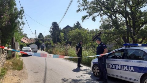 ПОСТАВЉЕНА ПОЛИЦИЈСКА ТРАКА, ПОЛИЦИЈА ИСПИТУЈЕ КОМШИЈЕ: Први снимци са места убиства у Калуђерици! (ВИДЕО) ПОСТАВЉЕНА ПОЛИЦИЈСКА ТРАКА, ПОЛИЦИЈА ИСПИТУЈЕ КОМШИЈЕ: Први снимци са места убиства у Калуђерици! (ВИДЕО)