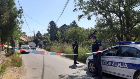 POSTAVLJENA POLICIJSKA TRAKA, POLICIJA ISPITUJE KOMŠIJE: Prvi snimci sa mesta ubistva u Kaluđerici! (VIDEO) POSTAVLJENA POLICIJSKA TRAKA, POLICIJA ISPITUJE KOMŠIJE: Prvi snimci sa mesta ubistva u Kaluđerici! (VIDEO)