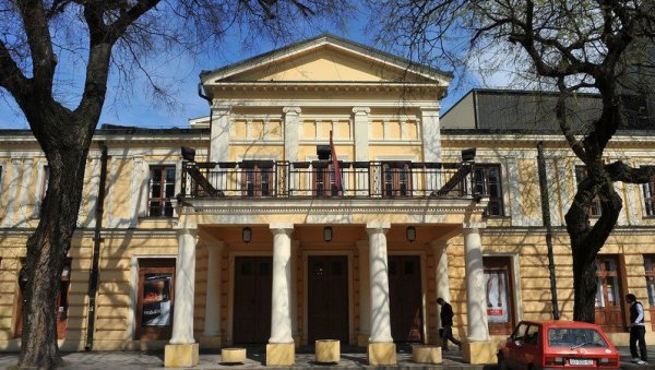 НАРОДНО ПОЗОРИШТЕ СОМБОР ДИЖЕ ЗАВЕСУ У ОВОЈ СЕЗОНИ: Премијерне „Председнице“ НАРОДНО ПОЗОРИШТЕ СОМБОР ДИЖЕ ЗАВЕСУ У ОВОЈ СЕЗОНИ: Премијерне „Председнице“