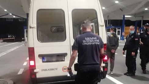 УПЕРИО ЛАМПУ И ВИДЕО ЉУДСКО ОКО: Српски цариници зауставили комби, када су га прегледали остали у шоку (ФОТО) УПЕРИО ЛАМПУ И ВИДЕО ЉУДСКО ОКО: Српски цариници зауставили комби, када су га прегледали остали у шоку (ФОТО)