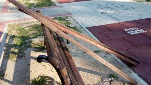 ВАНДАЛИЗАМ У ЦЕНТРУ СОМБОРА: Оштећене нове дечије клупе ВАНДАЛИЗАМ У ЦЕНТРУ СОМБОРА: Оштећене нове дечије клупе