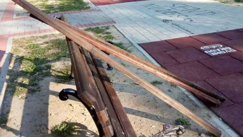 ВАНДАЛИЗАМ У ЦЕНТРУ СОМБОРА: Оштећене нове дечије клупе ВАНДАЛИЗАМ У ЦЕНТРУ СОМБОРА: Оштећене нове дечије клупе