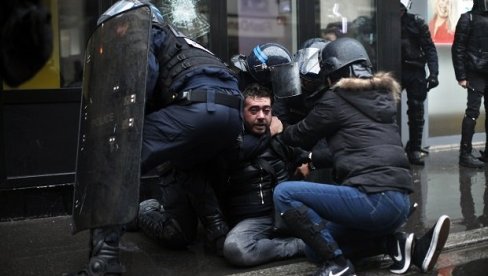 ДИВЉАШТВО ОСВАЈА ФРАНЦУСКУ: Министри преузимају речник Марин ле Пе знак да Макрон скреће удесно? ДИВЉАШТВО ОСВАЈА ФРАНЦУСКУ: Министри преузимају речник Марин ле Пе знак да Макрон скреће удесно?