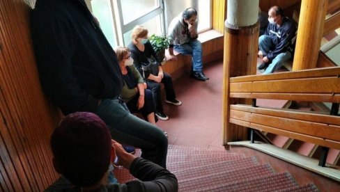 ПРЕКИНУТ ШТРАЈК РАДНИКА У ПЉЕВЉИМА: Дошли до договора са градоначелником, дугују им 17 зарада ПРЕКИНУТ ШТРАЈК РАДНИКА У ПЉЕВЉИМА: Дошли до договора са градоначелником, дугују им 17 зарада