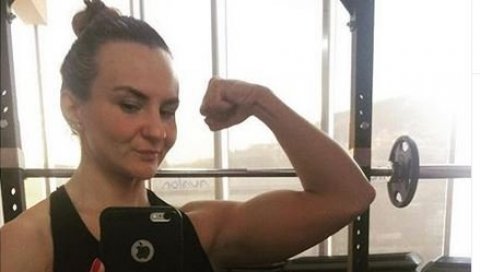 НАШАО ЈЕ СА КИМ ДА СЕ КАЧИ: Узео је паре из касе, кренуо да бежи, а онда је Азра ПОЈУРИЛА за њим! (ФОТО+ВИДЕО) НАШАО ЈЕ СА КИМ ДА СЕ КАЧИ: Узео је паре из касе, кренуо да бежи, а онда је Азра ПОЈУРИЛА за њим! (ФОТО+ВИДЕО)