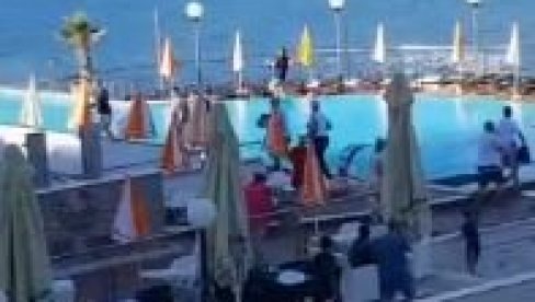 СТАМПЕДО У НЕУМУ: Због лежаљки настао хаос, јурили и урлали да би стигли до базена (ВИДЕО) СТАМПЕДО У НЕУМУ: Због лежаљки настао хаос, јурили и урлали да би стигли до базена (ВИДЕО)