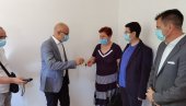 GRAD JE ANDREJU POKLONIO STAN: Uručeni ključevi od prvog socijalnog stana u Kisačkoj 55 GRAD JE ANDREJU POKLONIO STAN: Uručeni ključevi od prvog socijalnog stana u Kisačkoj 55
