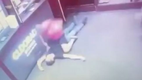 UŽASAN SNIMAK IZ NOVOG SADA! Divljački tuče mladića koji leži na zemlji, a onda mu lomi obe ruke u laktovima (UZNEMIRUJUĆI VIDEO) UŽASAN SNIMAK IZ NOVOG SADA! Divljački tuče mladića koji leži na zemlji, a onda mu lomi obe ruke u laktovima (UZNEMIRUJUĆI VIDEO)