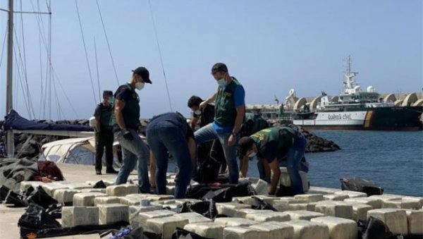АКЦИЈА ФАЛКУША ЗА ПАД БАЛКАНСКОГ КАРТЕЛА: МУП Српске учествовао у филмској заплени тоне кокаина у Шпанији! (ВИДЕО) АКЦИЈА ФАЛКУША ЗА ПАД БАЛКАНСКОГ КАРТЕЛА: МУП Српске учествовао у филмској заплени тоне кокаина у Шпанији! (ВИДЕО)