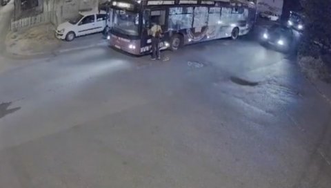 СНИМАК КРАЂЕ У ЗЕМУНУ: Лопов завукао руку кроз прозор, а онда је ухваћен на делу (ВИДЕО) СНИМАК КРАЂЕ У ЗЕМУНУ: Лопов завукао руку кроз прозор, а онда је ухваћен на делу (ВИДЕО)