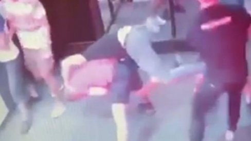 POJAVIO SE JOŠ BRUTALNIJI SNIMAK PREBIJANJA U NOVOM SADU: Jezive scene otkrivaju nove detalje tuče (VIDEO) POJAVIO SE JOŠ BRUTALNIJI SNIMAK PREBIJANJA U NOVOM SADU: Jezive scene otkrivaju nove detalje tuče (VIDEO)