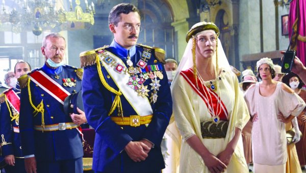 ТВ НОВОСТИ НА ПОСЛЕДЊОЈ КЛАПИ СЕРИЈЕ И ФИЛМА КРАЉ: Прича о заносу, Југославији и највишој цени ТВ НОВОСТИ НА ПОСЛЕДЊОЈ КЛАПИ СЕРИЈЕ И ФИЛМА КРАЉ: Прича о заносу, Југославији и највишој цени