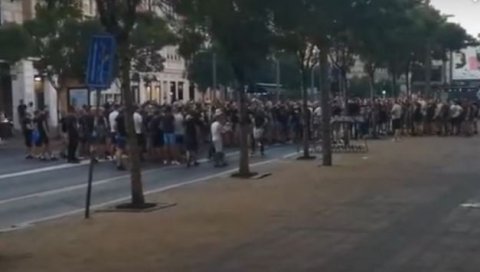 ГРОБАРИ БЛОКИРАЛИ ТЕРАЗИЈЕ: Навијачи Партизана протестовали испред ФСС (ВИДЕО) ГРОБАРИ БЛОКИРАЛИ ТЕРАЗИЈЕ: Навијачи Партизана протестовали испред ФСС (ВИДЕО)