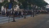 GROBARI BLOKIRALI TERAZIJE: Navijači Partizana protestovali ispred FSS (VIDEO) GROBARI BLOKIRALI TERAZIJE: Navijači Partizana protestovali ispred FSS (VIDEO)