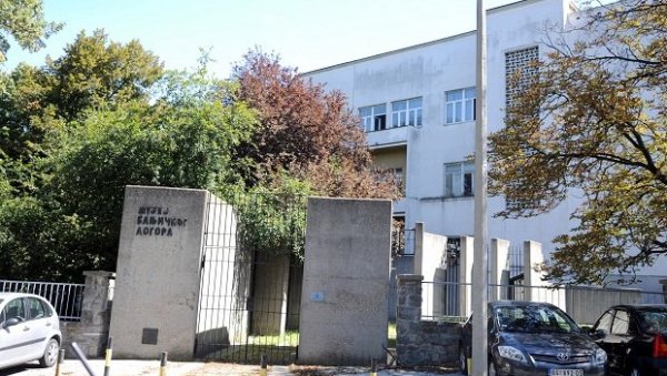 НАШЕ СТРАДАЊЕ И БОЛ СКРИВАМО ОД СЕБЕ И ДРУГИХ: Репортер Новости у музеју Бањичког логора, посвећеном највећем казамату окупиране Србије НАШЕ СТРАДАЊЕ И БОЛ СКРИВАМО ОД СЕБЕ И ДРУГИХ: Репортер Новости у музеју Бањичког логора, посвећеном највећем казамату окупиране Србије
