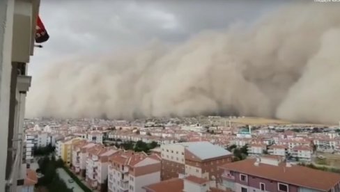 НЕ МОЖЕ НИ ДА СЕ ДИШЕ: Снажна пешчана олуја запљуснула Блиски исток (ВИДЕО) НЕ МОЖЕ НИ ДА СЕ ДИШЕ: Снажна пешчана олуја запљуснула Блиски исток (ВИДЕО)