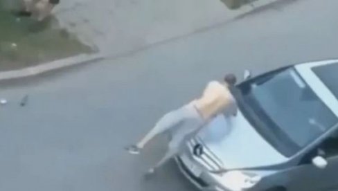 JOŠ JEDAN ŠOKANTAN SNIMAK IZ NOVOG SADA: Muškarac skače na automobil, uništava inventar - a zatim urinira! (VIDEO) JOŠ JEDAN ŠOKANTAN SNIMAK IZ NOVOG SADA: Muškarac skače na automobil, uništava inventar - a zatim urinira! (VIDEO)