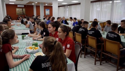 KVALITETNIJA I RAZNOVRSNIJA ISHRANA NA VOJNOJ AKADEMIJI: Proširen izbor obroka i pojačana nutritivna vrednost KVALITETNIJA I RAZNOVRSNIJA ISHRANA NA VOJNOJ AKADEMIJI: Proširen izbor obroka i pojačana nutritivna vrednost
