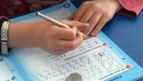 ПОЛА ПЛАТЕ ТЕК ДА ПОТКРПИ ЂАКА: Уочи почетка школске године родитељи у небраном грожђу, издаци за школарце високи ПОЛА ПЛАТЕ ТЕК ДА ПОТКРПИ ЂАКА: Уочи почетка школске године родитељи у небраном грожђу, издаци за школарце високи