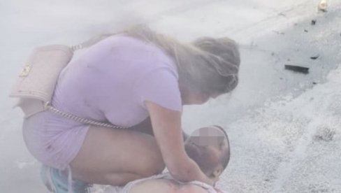POTRESNA FOTOGRAFIJA: Kolumbijka pokušava da pomogne Strahinji Stojanoviću nakon eksplozije POTRESNA FOTOGRAFIJA: Kolumbijka pokušava da pomogne Strahinji Stojanoviću nakon eksplozije