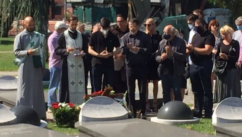ОДРЖАН ЧЕТРДЕСЕТОДНЕВНИ ПОМЕН ИСИДОРИ БЈЕЛИЦИ: Породица загрљена у сузама ОДРЖАН ЧЕТРДЕСЕТОДНЕВНИ ПОМЕН ИСИДОРИ БЈЕЛИЦИ: Породица загрљена у сузама