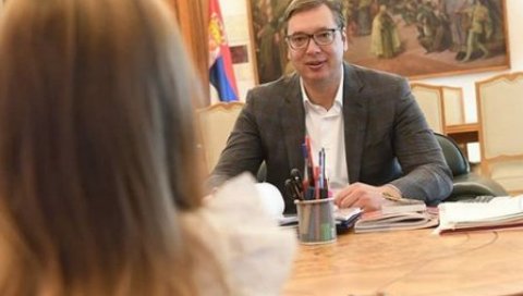 ВУЧИЋ УГОСТИО ДЕВОЈЧИЦУ МИНУ: Желела је да упозна председника и да му каже нешто важно (ФОТО) ВУЧИЋ УГОСТИО ДЕВОЈЧИЦУ МИНУ: Желела је да упозна председника и да му каже нешто важно (ФОТО)