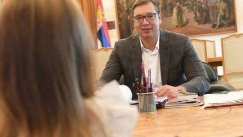 ВУЧИЋ УГОСТИО ДЕВОЈЧИЦУ МИНУ: Желела је да упозна председника и да му каже нешто важно (ФОТО) ВУЧИЋ УГОСТИО ДЕВОЈЧИЦУ МИНУ: Желела је да упозна председника и да му каже нешто важно (ФОТО)