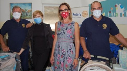ПОКЛОН СИГУРНОЈ КУЋИ: Акција Ротари клуба у Сомбору ПОКЛОН СИГУРНОЈ КУЋИ: Акција Ротари клуба у Сомбору