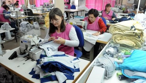 МИНИМАЛАЦ ВЕЋИ ЗА 2.000 ДИНАРА: Договор синдиката и послодаваца није постигнут, минималну зараду утврђује Влада Србије МИНИМАЛАЦ ВЕЋИ ЗА 2.000 ДИНАРА: Договор синдиката и послодаваца није постигнут, минималну зараду утврђује Влада Србије
