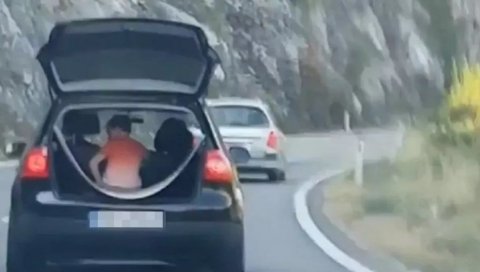 ЈЕЗИВ СНИМАК ИЗ ЦРНЕ ГОРЕ: Док ауто иде 90 километара на час дете се вози у отвореном гепеку (ВИДЕО) ЈЕЗИВ СНИМАК ИЗ ЦРНЕ ГОРЕ: Док ауто иде 90 километара на час дете се вози у отвореном гепеку (ВИДЕО)