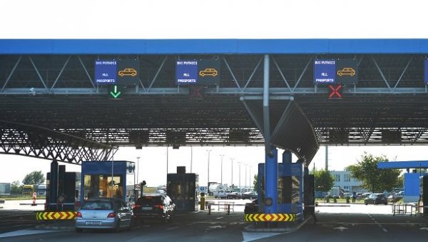 ХРВАТСКИ ЦАРИНИЦИ МАЛТРЕТИРАЛИ СРБИНА НА БОЖИЋ: Одузели му пасош без речи, одбијали комуникацију с њим ХРВАТСКИ ЦАРИНИЦИ МАЛТРЕТИРАЛИ СРБИНА НА БОЖИЋ: Одузели му пасош без речи, одбијали комуникацију с њим